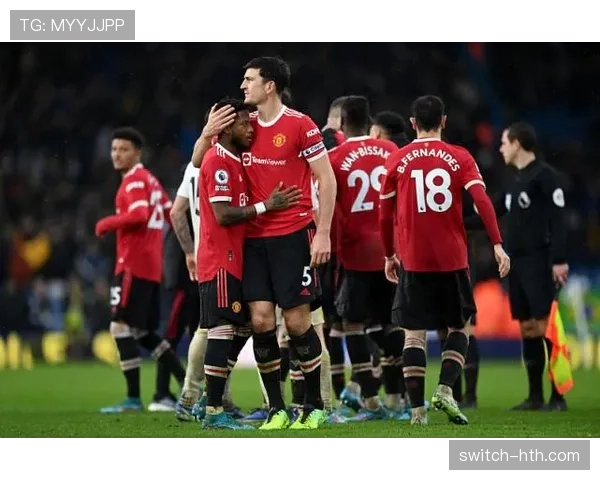 曼联中场拦截失效,攻防转换失控问题加剧,稳定性面临考验 曼联中场拦截失效,攻防转换失控问题加剧,稳定性面临考验